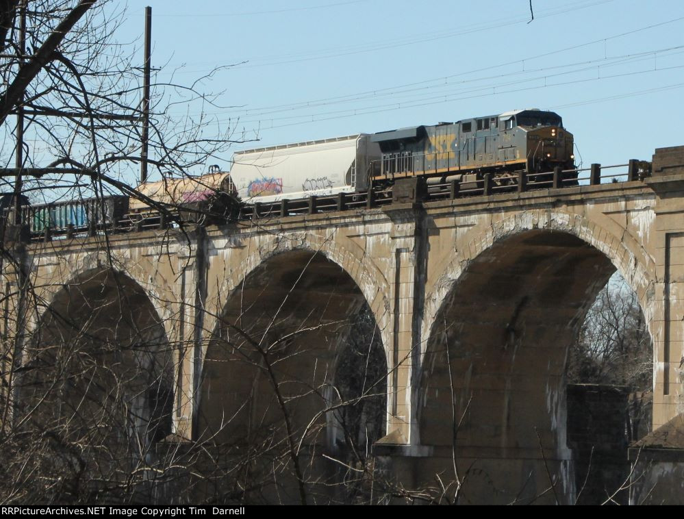 CSX 734 leads Q404